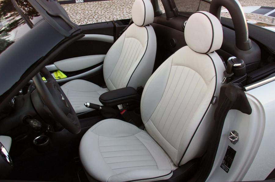  Mini Cooper S Cabrio 2012 года  (фото 33 из 51)